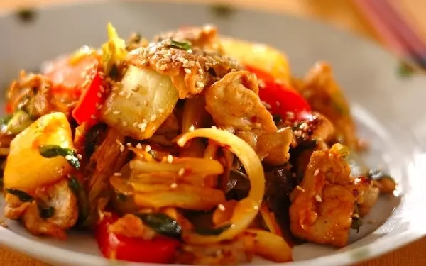 ご飯がもりもり進む定番料理、ピリ辛な味わいがたまらない「豚キムチ」