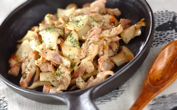 おつまみにもピッタリ! 旨味が凝縮された「鶏とエリンギの塩麹炒め」