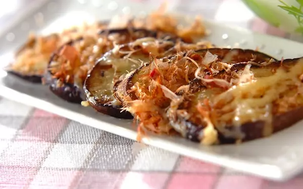しっかり味で美味しい、簡単に作れる「ナスのおかかチーズ焼き」