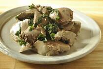 レバーは食欲が減退して夏バテ気味のときに食べたい食材のひとつ。<br />鉄分や各種ビタミンが豊富なので、食べた後に体がハツラツとする感覚を覚えたかもいらっしゃるのではないでしょうか。<br />家で料理をするときに気になるのが独特な匂い。