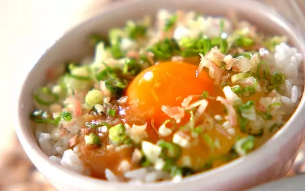 シンプルなのに激旨！　思わずおかわりしたくなる「薬味みそのせ卵がけご飯」