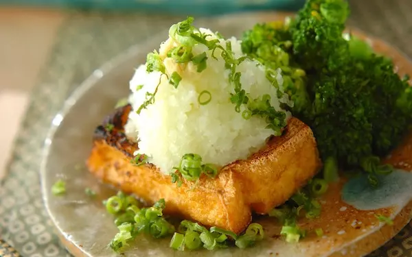 地味だけど美味しい、薬味をたっぷりトッピングした「焼き厚揚げ」