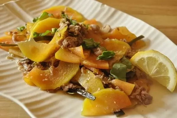 青パパイヤと豚肉の沖縄風炒め物（パパイヤシリシリ）