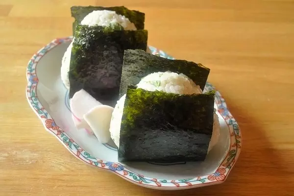 梅酢とゴマのサッパリおにぎり