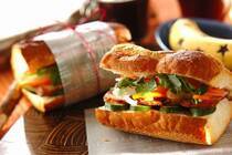 ふわふわで柔らかい食パンも好きだけど、フランスで「杖」を意味するパリッと硬くてちょっぴりハードなバゲットも好きな方多いと思います。<br />お料理に合わせやすく噛み応えもあるバゲットは、小麦、水、塩、イーストだけで作られるのでパンの中でもヘルシーなんですよ。