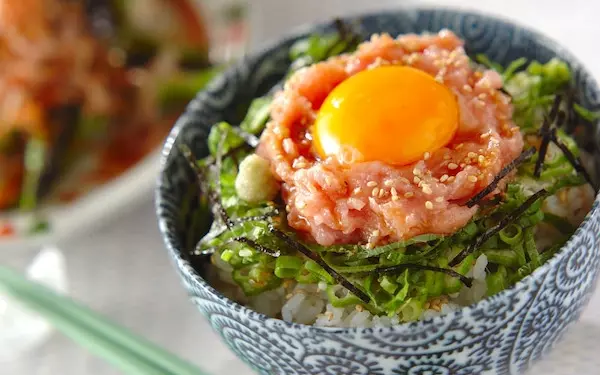 ねばねばオクラと卵黄をトッピング！　この夏に味わいたい「マグロたたき丼」