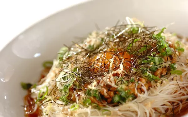 10分で作れる、お箸がスルスル進む「さっぱりオクラ納豆のぶっかけ素麺」