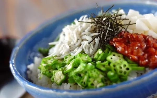 食感の異なるねばねば食材3品を一気に味わえる、ヘルシーな「ねばねば丼」