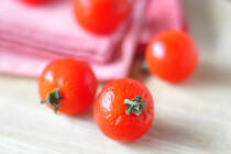 夏野菜の代表といえばトマト。トマトの成分としてあまりにも有名なのが、リコピンです。リコピンは抗酸化作用が高いので、夏の紫外線ダメージからお肌を守ってくれる働きがあります。トマトは、まさに夏に食べたい野菜になります。