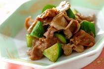 みずみずしくて美味しい夏が旬のキュウリ。生で食べる印象が強いキュウリですが、実は火を通しても美味しくいただくことが出来るんですよ。そこで今回はキュウリを炒めて食べる新しいキュウリレシピをご紹介したいと思います。