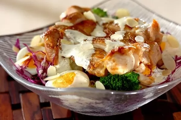 チキンソテーのシーザーサラダ