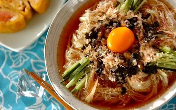 薬味たっぷりで夏らしさ満載！　マイルドな味わいの「冷やし納豆そうめん」