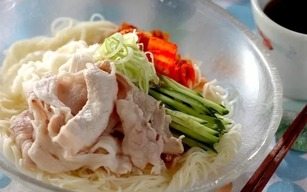 お鍋ひとつで完成！　ボリューム満点な豚キムチ「ぶっかけそうめん」