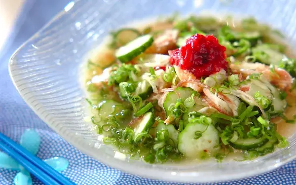 鮭の缶詰めを使う手軽な一品、鮭とキュウリの「冷や汁そうめん」