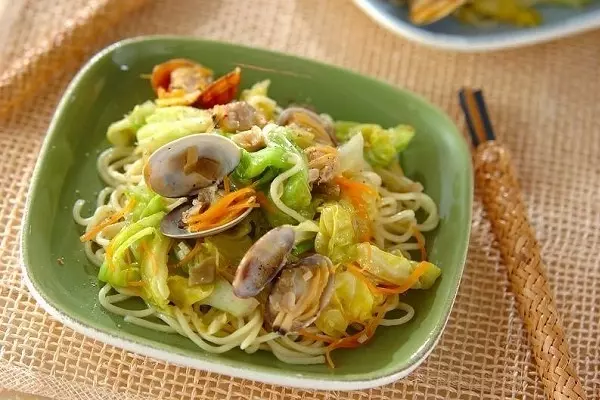 キャベツとアサリの和え麺