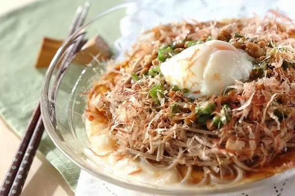 ネバとろ食材でパワーUP☆夏そば～温泉卵のせ～