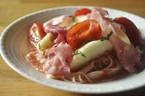 今年も暑い夏がやってきました。<br />冷えた麺類が美味しい季節。<br />今回はガスパチョで和えたトマトたっぷりの冷製スパゲティーをご紹介します。