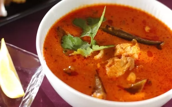 スパイシーで食欲増進の効果あり！　コクがある「鶏とオクラのトマトスープ」