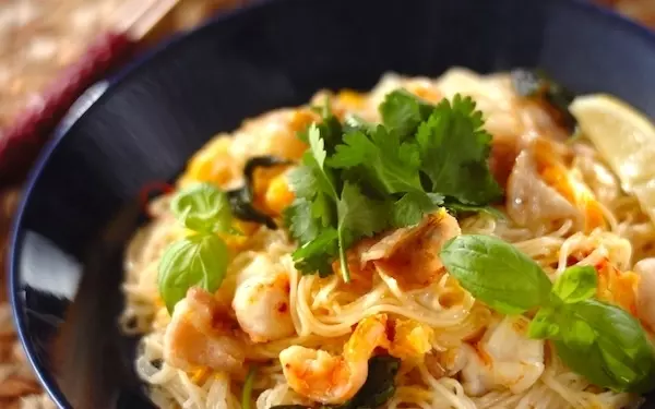 素麺を使ったユニークな一品、ナンプラーの風味が効いた「素麺のパッタイ風」