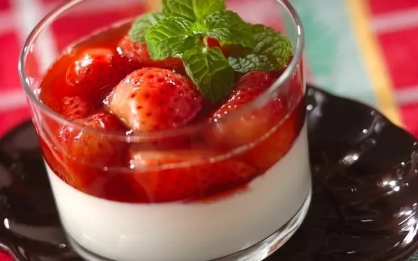 爽やかな甘さがたまらない、バルサミコ酢を使った「イチゴパンナコッタ​​」