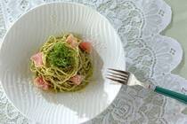 ベランダやお庭で家庭菜園を始めた方の中でも、人気が高く栽培しやすい和風ハーブの「大葉」。思っていたよりグングン生えてきてびっくりしますよね。あまりも大量に生えるので大葉を持て余してしまっている方も多いのではないでしょうか？