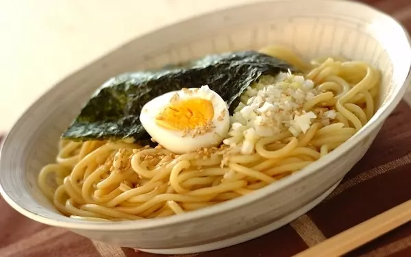 混ぜるだけ、油少なめでヘルシーなのが嬉しい「油そば」