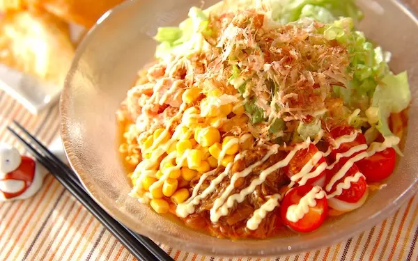 さっぱりツルツル！　具材の食感がアクセントになった「サラダうどん」