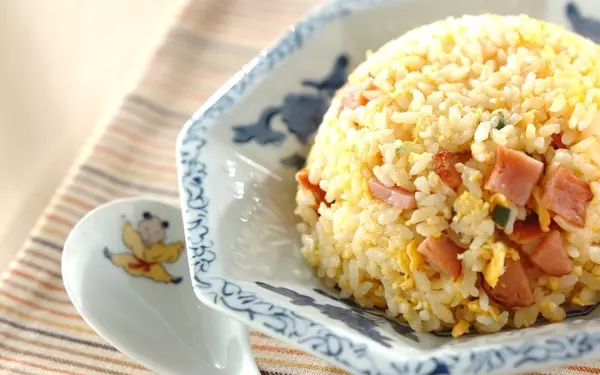 シンプルな具材で作りやすい、パラパラご飯の「焼き豚チャーハン」