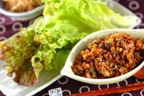 ご飯におかずにもう一品…こうも暑いと全くやる気も起きません。そんな時は一品だけ作ってレタスで巻いちゃう「レタス巻き」を作ってみませんか？<br />ひき肉を炒めたものやチャーハンなど、なんでもレタスで包んだら、ワクワクパーティー気分が味わえますよ。おまけに野菜不足も解消できるので、とってもオススメ。