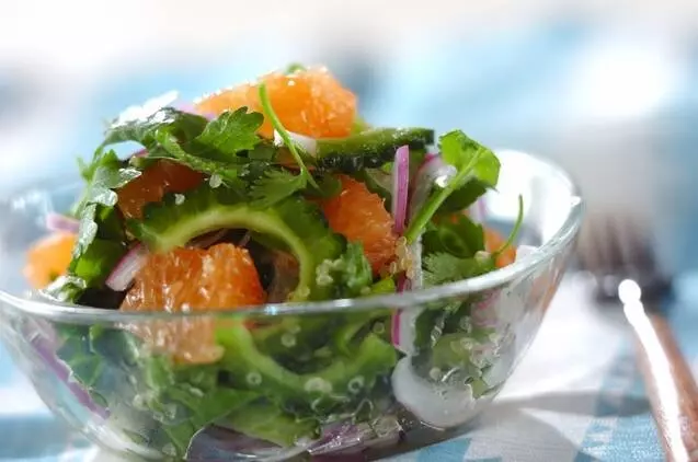 ゴーヤとグレープフルーツのエスニックサラダ