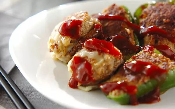 チーズをのせるのがポイント、ふっくらした「ピーマンとシイタケの肉詰め」