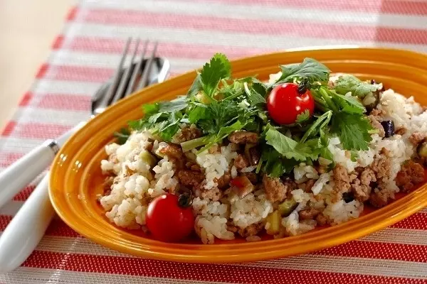 ナスとひき肉のエスニック混ぜご飯