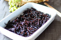 9月15日は、「ひじきの日」です。<br />栄養が豊富なひじきを食べることによって、健康に長生きしてもらいたいという願いを込め、当時の敬老の日に制定されました。<br />そう、このように、ひじきは健康食材です。