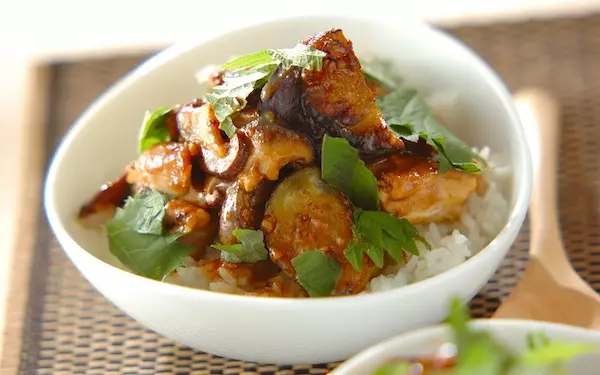 15分で作れる絶品がコレ! 旨味がギュッと詰まった「ナス鶏丼」