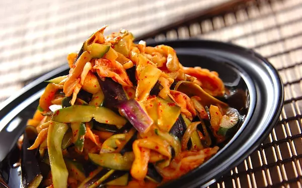 皮まで無駄なく味わえる、簡単に作れて便利な「ナスキムチ」