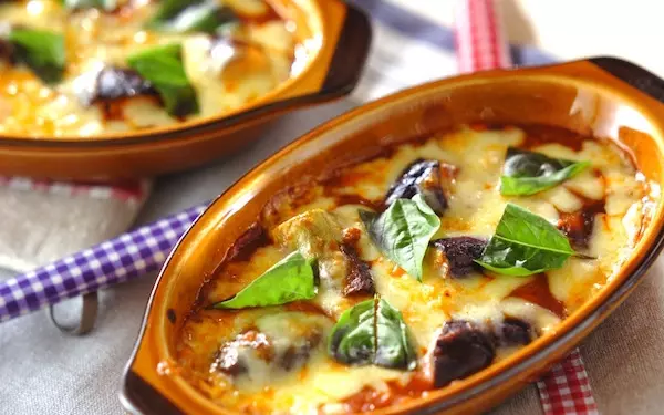 オーブンに入れるだけ! 市販のミートソースで手軽に作れる「ナスグラタン」