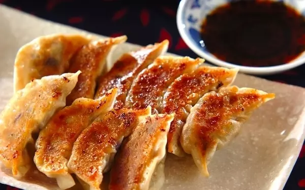 白菜の代わりにナスを使用、旬の味覚を楽しめる「ナス餃子」