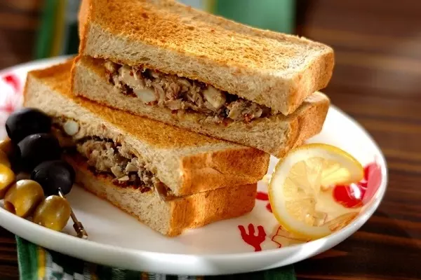 サバのペペロンチーノ風ホットサンド