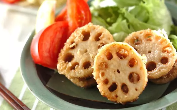 食べ始めると止まらない! ジューシーな「レンコンのひき肉はさみ揚げ」