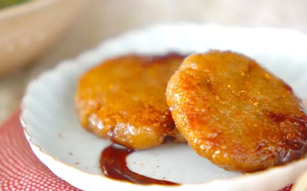 みんなが大好きな甘辛な味わい、もちもち食感がくせになる「レンコンもち」