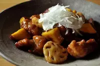 黒酢のコクでご飯がすすむ！新米にぴったりの秋のおかず「豚肉とサツマイモの黒酢酢豚」