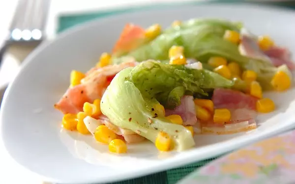 パパッと作れる便利なおかず、野菜の旨味が凝縮した「レタスの洋風蒸し」