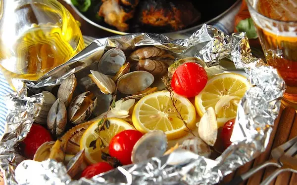 バーベキューでも作りたい、ホイルに包んで焼くだけの「干物でアクアパッツァ」