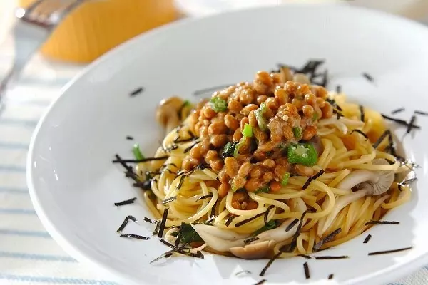 納豆とキノコのパスタ