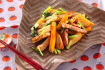 秋を象徴する果物「柿」のシーズンが到来しましたね。<br />柿が赤く実れば、医者が青くなるなんて言われるほど栄養価が高い柿には、体の老廃物を排出させるカリウムや、お肌を美しく保ってくれるβカロテン、そして柿一個で1日分が補えちゃうほどの豊富なビタミンCが含まれている有能な果物なんです。