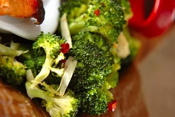 ブロッコリーのペペロンチーノ炒め