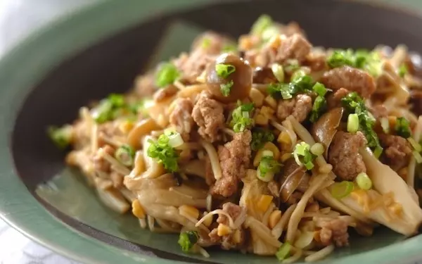 くせになる味! ご飯がもりもり進む無限おかず「納豆とキノコの炒め物」