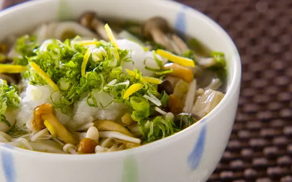 大根おろしとユズをかけた、さっぱりとした味わいの「キノコおろしうどん」