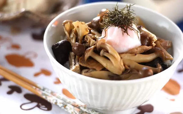 子どもから大人まで大満足、温泉卵を絡めて食べる「キノコ丼」