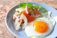 栄養豊富で用途も広い「自家製冷凍根菜ミックス」で、時短朝ごはん！